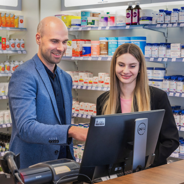 Myroslava Sydorchuk en Edwin den Haak aan het werk in de apotheek